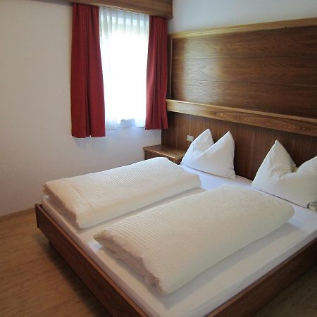 Aparthotel Garni Haus Hubertus マッレス・ヴェノスタ エクステリア 写真