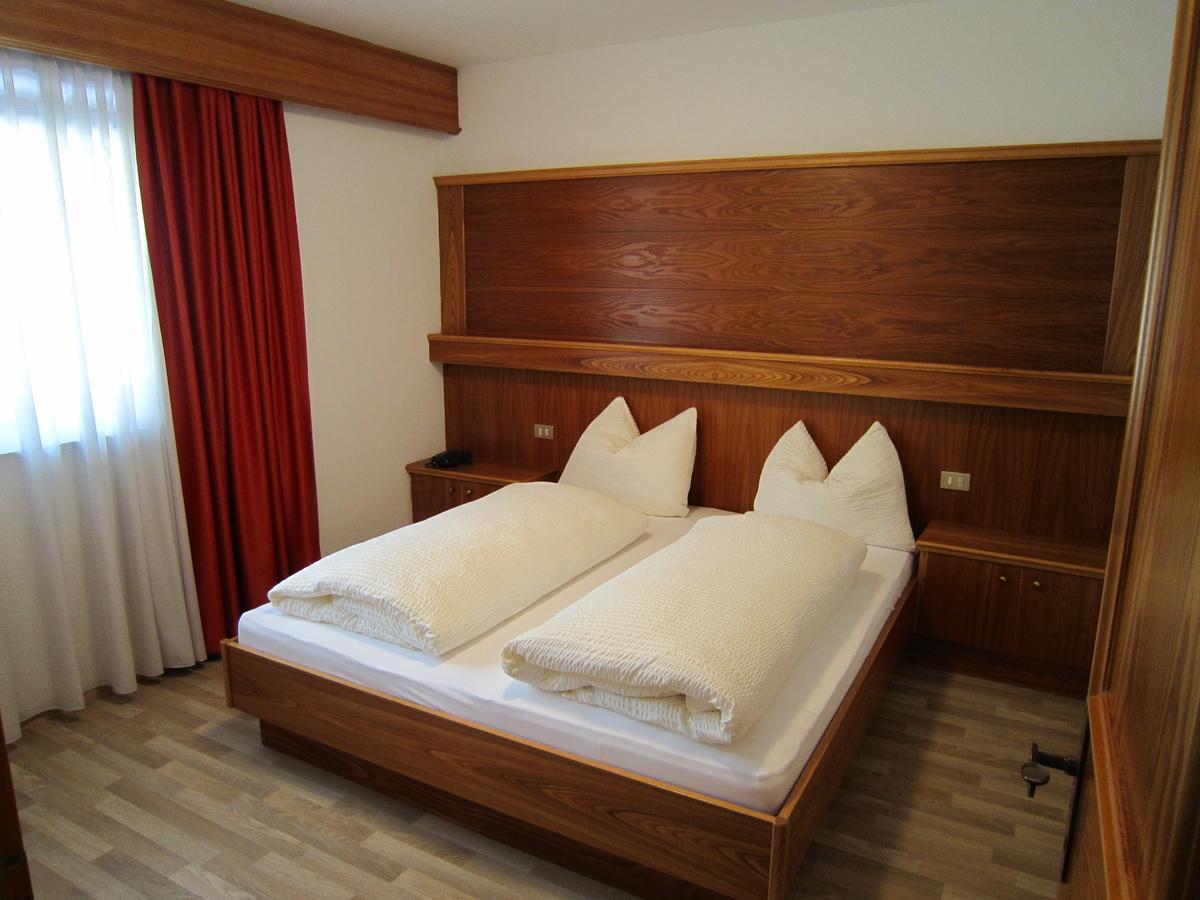 Aparthotel Garni Haus Hubertus マッレス・ヴェノスタ エクステリア 写真
